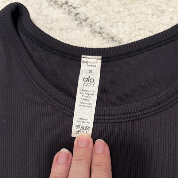 ALO Yoga Black Crop Top - Picture 2 of 8